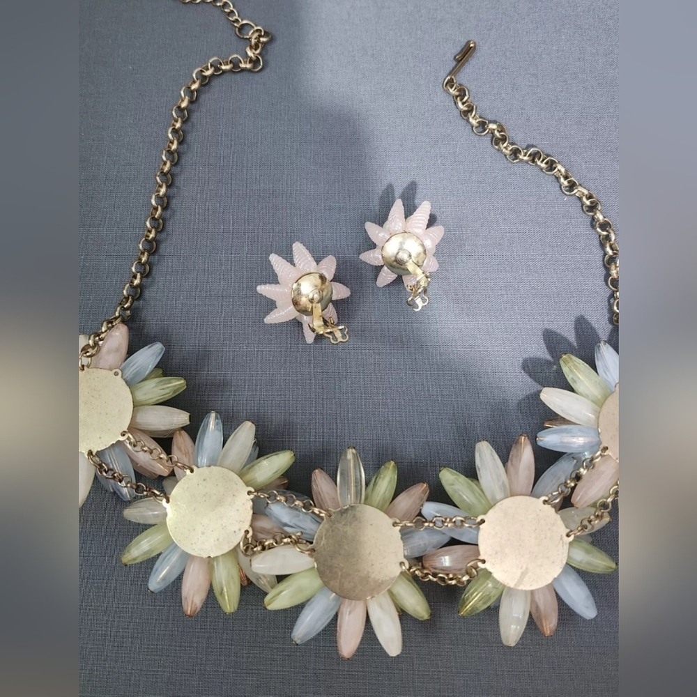 RARE Vintage Pastel Lucite Daisy Necklace - Picture 3 of 8